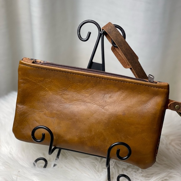 Cowhide brown Wristlet in embossed rose design, detachable strap, zippered - Picture 3 of 11